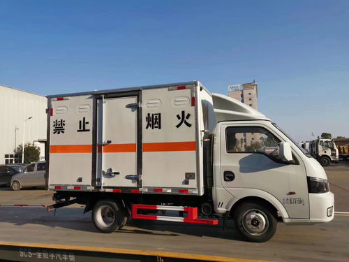 藍(lán)牌三類危險(xiǎn)品平板運(yùn)輸車廠家報(bào)價(jià)